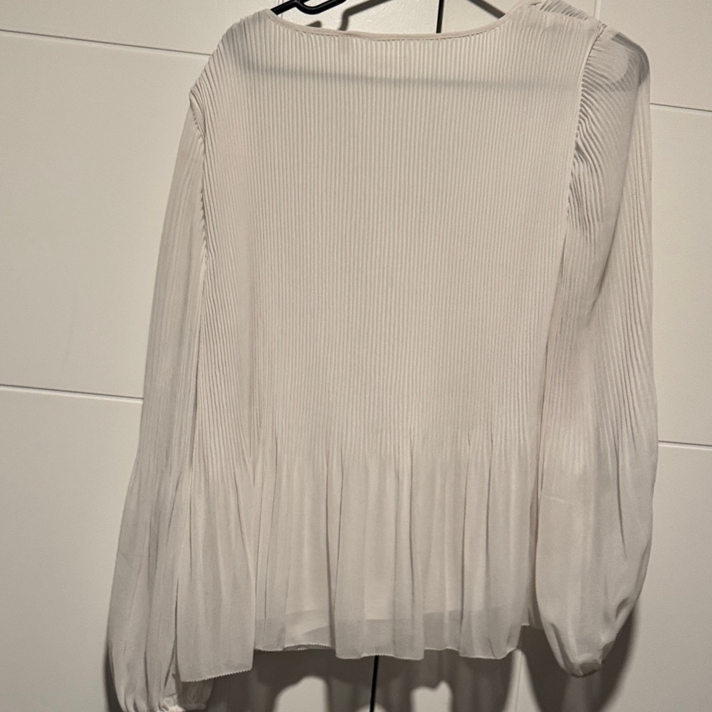 Wilfred
Daydreamer V-neck Blouse - Picture 7 of 14